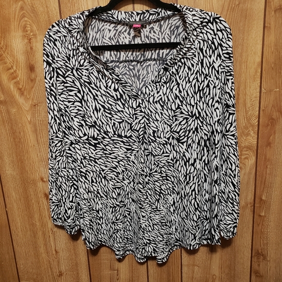 Vince Camuto Tops - Vince Camuto Knit Blouse Women Size M Vneck Black White "Floral" Pattern